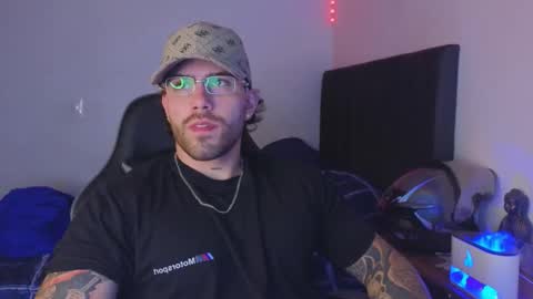 Snapshot of ades_lowe chatting on January 14, 5:24 am Ades online show from January 14, 5:24 am