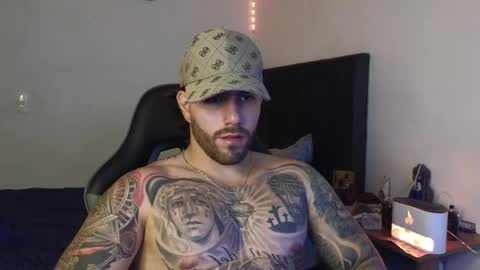 Snapshot of ades_lowe chatting on February 7, 7:01 am Ades online show from February 7, 7:01 am