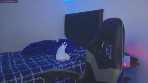 Snapshot of ades_lowe chatting on February 13, 5:36 am Ades online show from February 13, 5:36 am