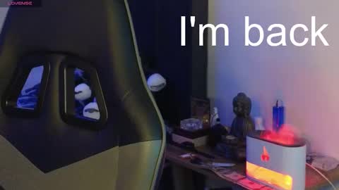 Snapshot of ades_lowe chatting on March 4, 5:35 am Ades online show from March 4, 5:35 am