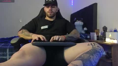 Snapshot of ades_lowe chatting on March 6, 5:37 am Ades online show from March 6, 5:37 am