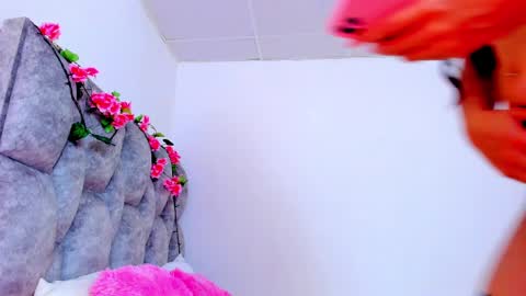 Snapshot of adhara__evanss chatting on February 18, 10:14 pm online show from February 18, 10:14 pm