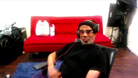 Snapshot of adick_ting chatting on March 10, 6:49 am adick_ting online show from March 10, 6:49 am