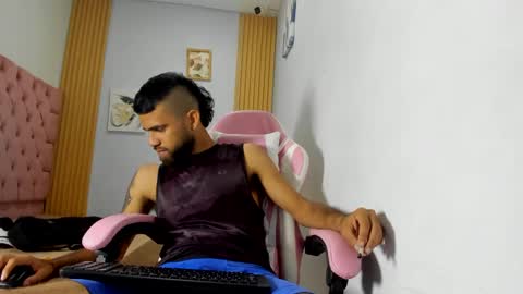 adri_sexboy229 online show from September 25, 2:04 am