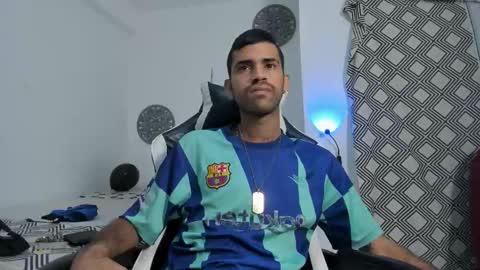 adri_sexboy229 online show from October 17, 7:11 am