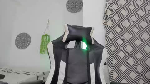 adri_sexboy229 online show from October 19, 5:41 am