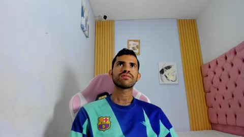 adri_sexboy229 online show from October 22, 7:19 am