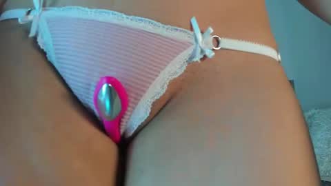 Snapshot of adri_silva_ chatting on July 24, 11:25 pm adri online show from July 24, 11:25 pm