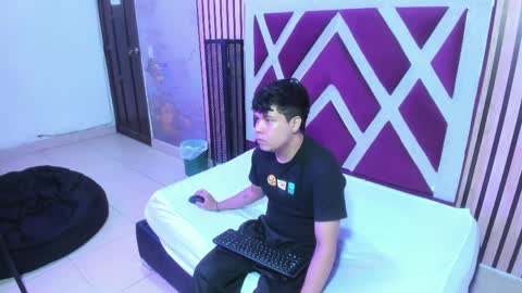 Snapshot of adrianwalkerr chatting on April 5, 4:42 am adrianwalkerr online show from April 5, 4:42 am