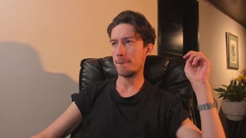 Snapshot of adrianwilliams_ chatting on January 17, 12:15 am Adrian Williams online show from January 17, 12:15 am