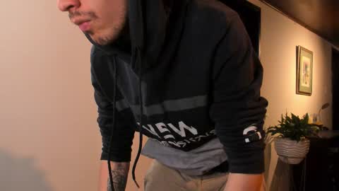 Snapshot of adrianwilliams_ chatting on March 27, 9:47 pm Adrian Williams online show from March 27, 9:47 pm