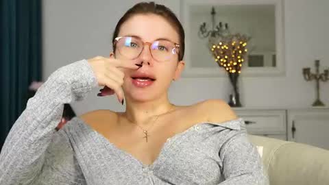 Aelia online show from October 9, 4:21 am