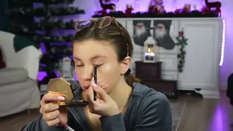 Aelia online show from December 3, 5:59 am