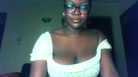 Snapshot of afrilola chatting on June 6, 4:12 pm afrilola online show from June 6, 4:12 pm