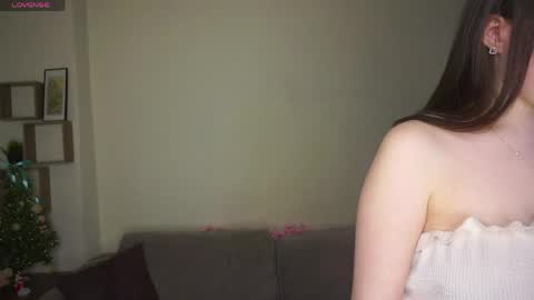 Lana  1800 - 0330 UTC   Mia 0700- 1630 UTC online show from April 15, 6:09 am