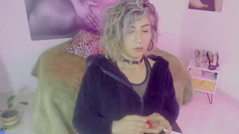 Lily online show from December 7, 10:45 am