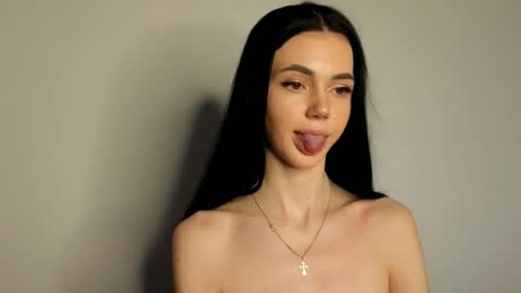 agness_leas online show from March 18, 5:05 pm