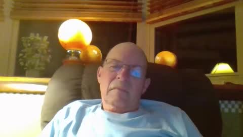 aguynrkfrd online show from April 4, 9:29 am