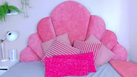 Snapshot of ahslyevans__ chatting on May 16, 6:39 pm AHSLY online show from May 16, 6:39 pm