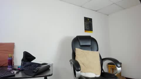 Snapshot of aisha_hotts777 chatting on December 2, 5:02 am Aisha online show from December 2, 5:02 am