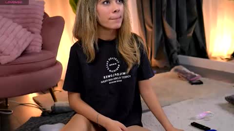 Snapshot of aishleybee chatting on December 13, 7:53 pm Aish online show from December 13, 7:53 pm