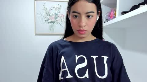 Snapshot of aitana05 chatting on October 3, 10:01 am VALENTINA independent online show from October 3, 10:01 am