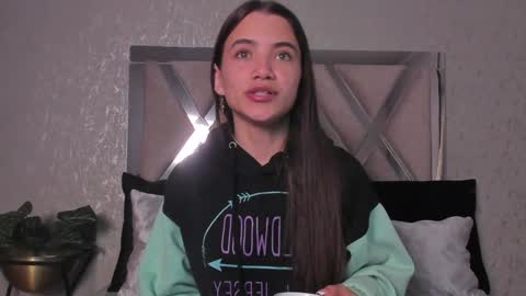 Snapshot of aitana_baker_ chatting on February 6, 12:05 pm little aitana  online show from February 6, 12:05 pm