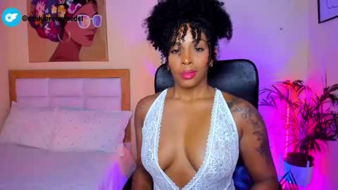 Snapshot of aitana_brown chatting on May 19, 10:05 pm Aitana Brown online show from May 19, 10:05 pm
