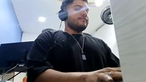 Snapshot of aj_cooper90_ chatting on February 5, 4:48 am Esteban online show from February 5, 4:48 am