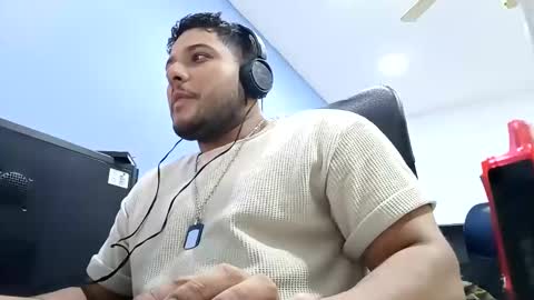 Snapshot of aj_cooper90_ chatting on February 20, 3:34 am Esteban online show from February 20, 3:34 am