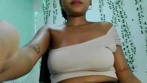 akemy_saunderz online show from July 22, 5:10 am