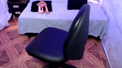 Snapshot of alaia_blue1 chatting on October 23, 5:01 pm alaia_blue1 online show from October 23, 5:01 pm