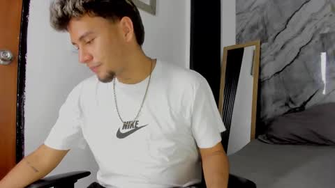 alan__smith online show from December 19, 8:05 pm