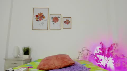 Snapshot of alana_111 chatting on October 7, 2:42 am alana online show from October 7, 2:42 am