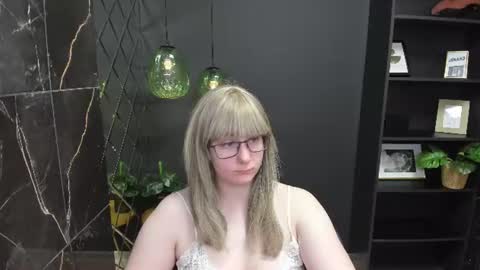 Snapshot of alana_soft chatting on June 21, 5:54 am Alana online show from June 21, 5:54 am