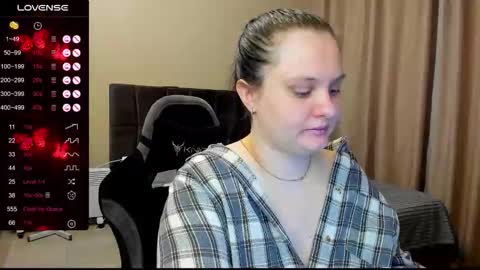 Snapshot of alanabrox chatting on December 15, 12:26 am Julia online show from December 15, 12:26 am