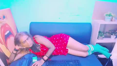 alanadelray online show from December 5, 10:55 am