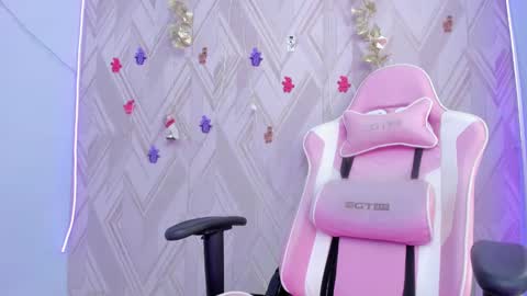 Alana Flores online show from December 13, 3:32 pm