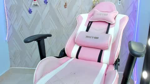 Alana Flores online show from January 3, 1:14 pm