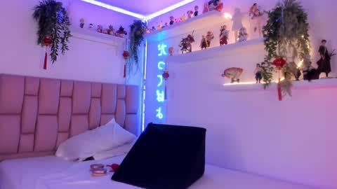 albaandthayron online show from March 11, 8:20 pm