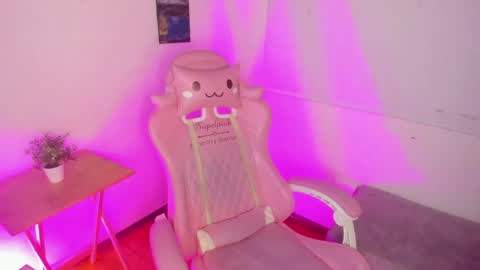 Snapshot of ale_alejandra chatting on May 14, 2:24 pm Alejandra online show from May 14, 2:24 pm