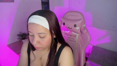 Snapshot of ale_alejandra chatting on June 3, 2:33 pm Alejandra online show from June 3, 2:33 pm