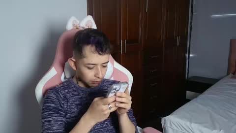 Snapshot of alecadrews_ chatting on September 23, 8:23 pm ALEC ANDREWS online show from September 23, 8:23 pm