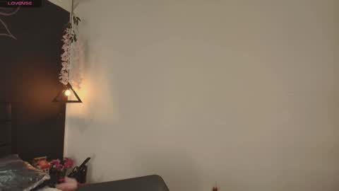 Snapshot of alecadrews_ chatting on November 26, 12:17 pm ALEC ANDREWS online show from November 26, 12:17 pm