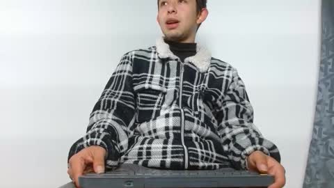 Snapshot of alecadrews_ chatting on December 5, 1:25 am ALEC ANDREWS online show from December 5, 1:25 am