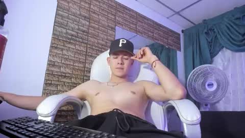 Snapshot of aleckk_boy chatting on November 6, 7:37 pm Aleck Boy online show from November 6, 7:37 pm