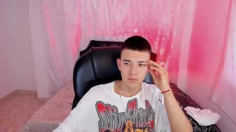 Snapshot of aleckk_boy chatting on November 10, 6:51 pm Aleck Boy online show from November 10, 6:51 pm