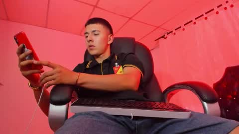 Snapshot of aleckk_boy chatting on November 12, 8:52 pm Aleck Boy online show from November 12, 8:52 pm