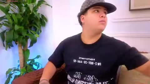 Snapshot of alejo_bennett chatting on August 4, 6:43 pm Alejo online show from August 4, 6:43 pm