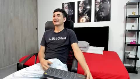 Snapshot of alejo_gray1 chatting on February 4, 6:36 pm alejo_gray1 online show from February 4, 6:36 pm